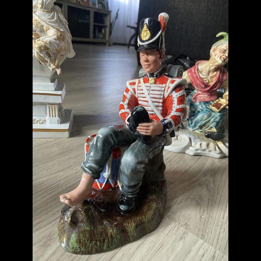 Royal Doulton 2679 Drummer Boy Porcelain 8 3/4" Figurine Marching Band Shoe Off